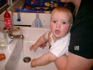 abends darf beim Händewaschen geplanscht werden 03/2003