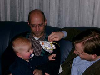 Weihnachten 2002 Max mit seinen Onkeln Tom und Flori