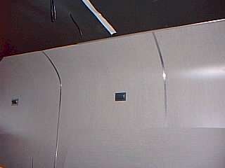 Teile der Wandverkleidung sind montiert, aber der Radius der Dachwlbung macht uns schwer zu schaffen. Als Temperaturstop fr die Profile wird der Bus innen noch komplett mit 3 mm PE belegt.