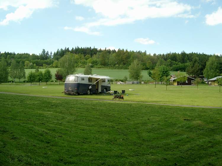 Ein typischer CP in Tscheien, total berfllt. Dafr aber mit See und Feuerstelle vor dem Bus .... 