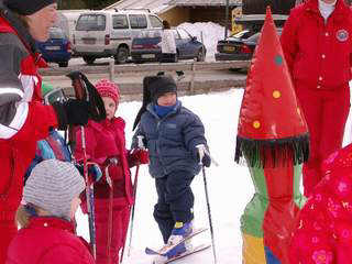 Tims erste Schritte mit Ski......